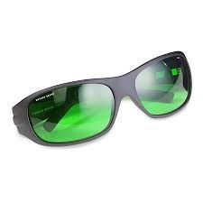 schwarze Schutzbrille mit grünen Gläsern