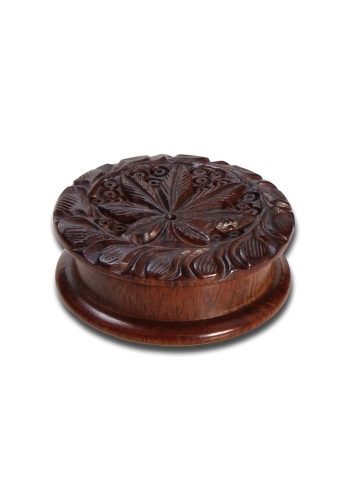 Engraved wooden grinder Hemp Leaf